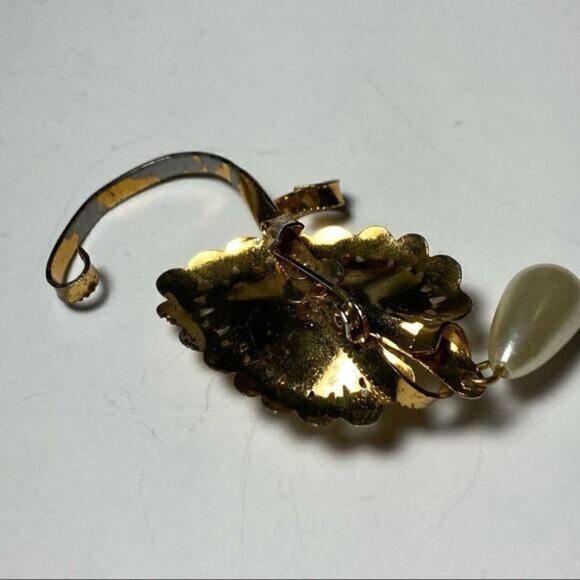 Brooch – Vintage 1950s Gold-Tone Filigree Flower with Faux Pearl - Picture 4 of 4
